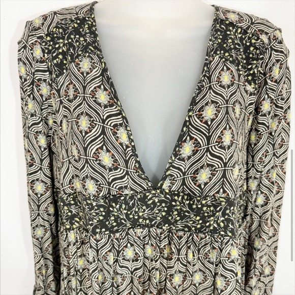 Elegant V-Neck Patterned Top by Free People Sz M - Picture 4 of 5